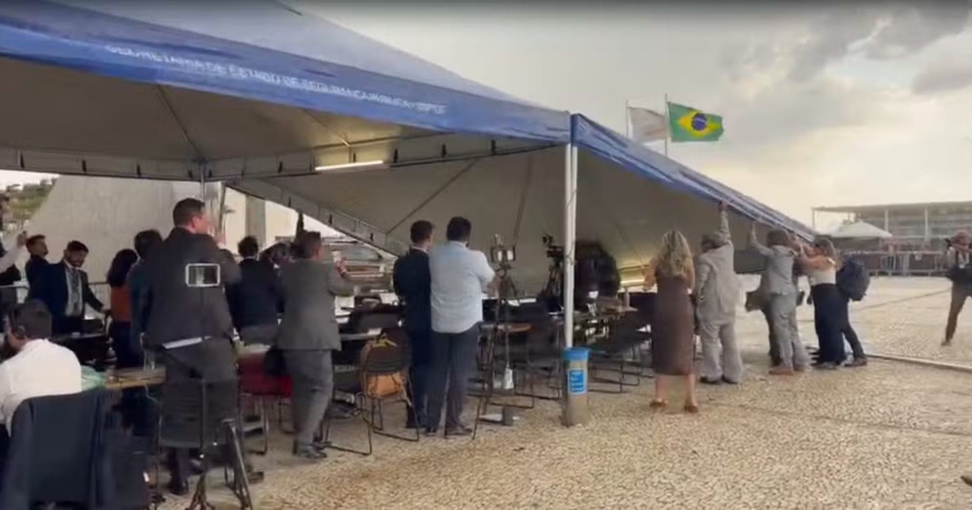 VÍDEO: Tendas são derrubadas por ventania durante sessão no STF