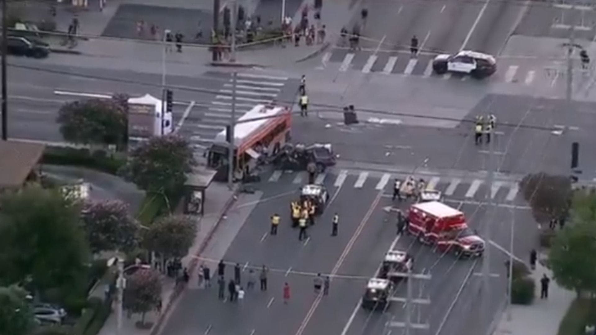 Queda de helicóptero da NBC deixa três mortos e dois feridos em Los Angeles