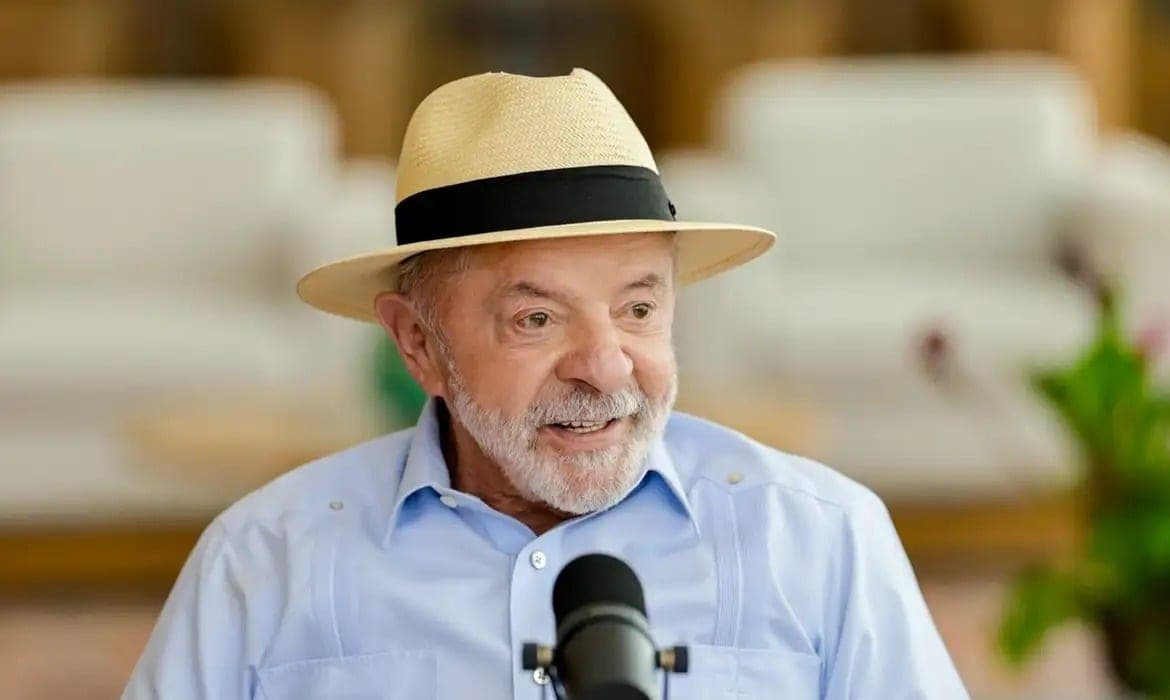 A menos de 3 semanas do 1° turno, governo Lula anuncia reajuste do Bolsa Família 