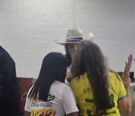 Espera de Flávio Bolsonaro em Conquista tem climão e grito de ‘comunista’ contra prefeita