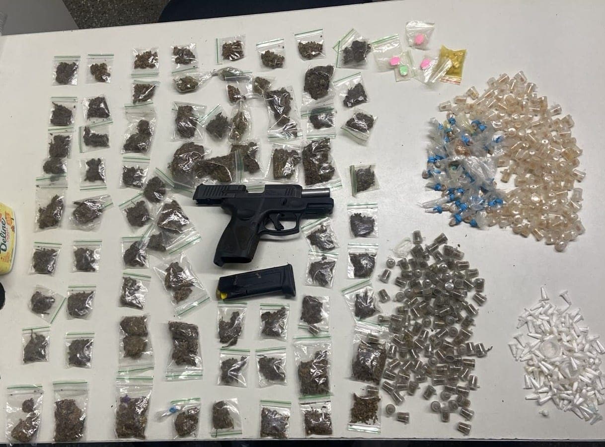 Homem é preso com arma e drogas durante ação policial em Cajazeiras IX