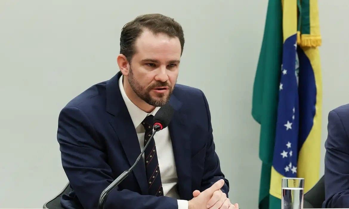 Ministro da Fazenda diz que reajuste do Bolsa Família é diferente da PEC Kamikaze de Bolsonaro 
