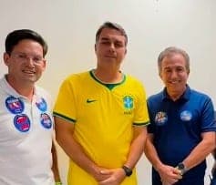 Ao lado de Roma e Marcelo Araújo, Flávio Bolsonaro agradece apoio de Conceição do Coité em corrida eleitoral 
