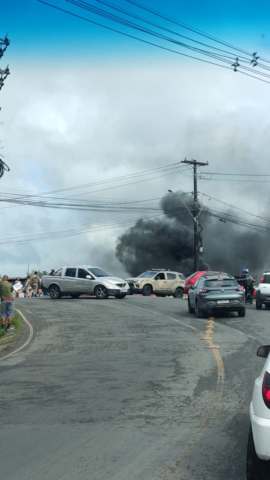 Moradores fazem protesto na região de Fazenda Coutos, em Salvador 