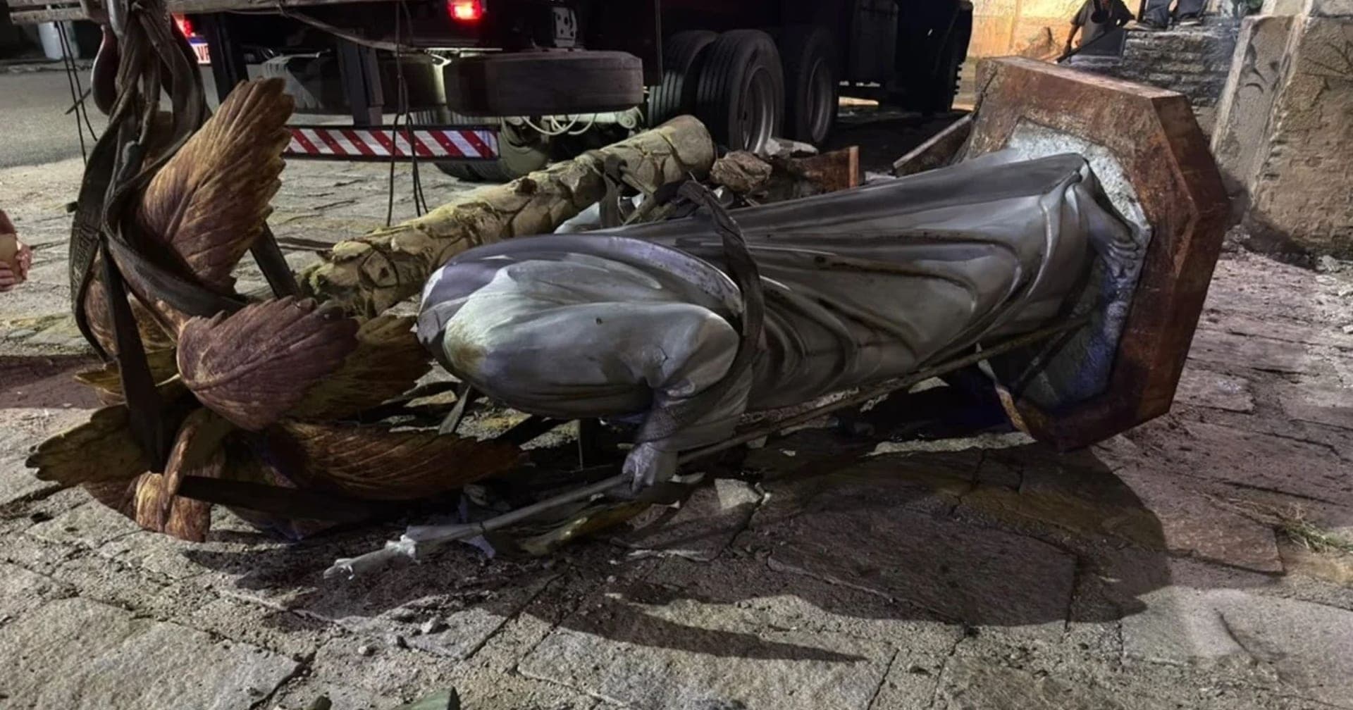 VÍDEO: Estátua da Sagrada Família cai de guincho e se quebra durante remoção em Fortaleza