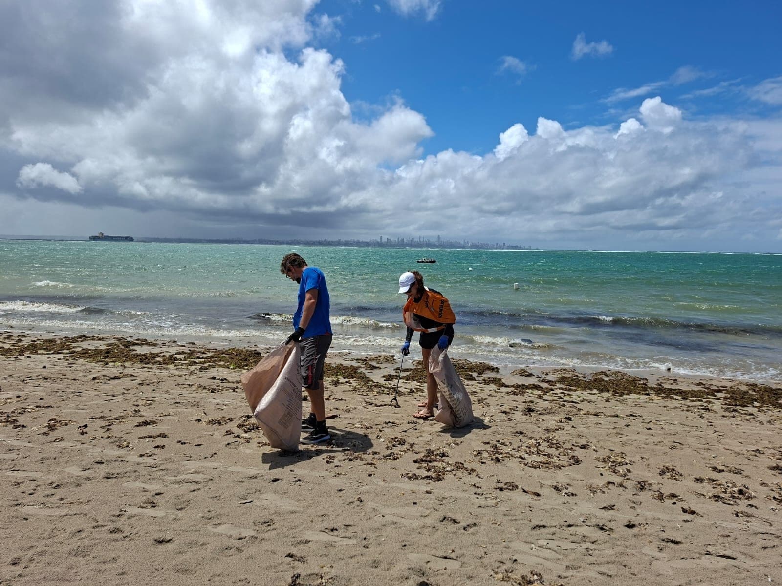 Voluntários retiram 165 kg de lixo de praia em Mar Grande e pedem avanço da coleta seletiva