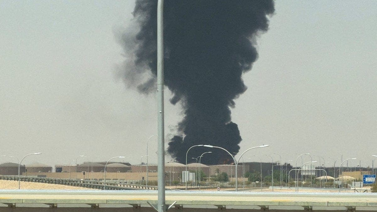 Chamas e fumaça são vistas perto de aeroporto de Riad; Houthis reivindicam ataques à capital saudita