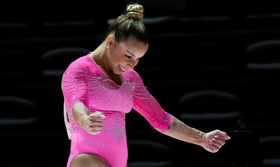 Flávia Saraiva é ouro nas assimétricas da Copa do Mundo de ginástica